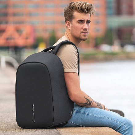 Рюкзак XD Design Bobby Hero Regular с отделением для ноутбука до 15,6 дюйма и USB портом антивор черный