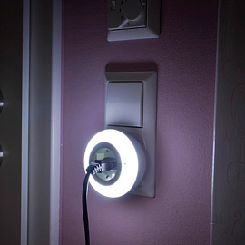 Розетка-ночник с датчиком освещенности Brennenstuhl NL 09 RCD 3 цвета подсветки белая