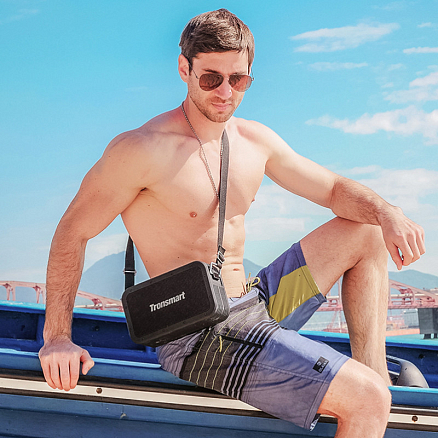 Портативная колонка Tronsmart Force Max с защитой от воды, поддержкой MicroSD карт и аккумулятором черная